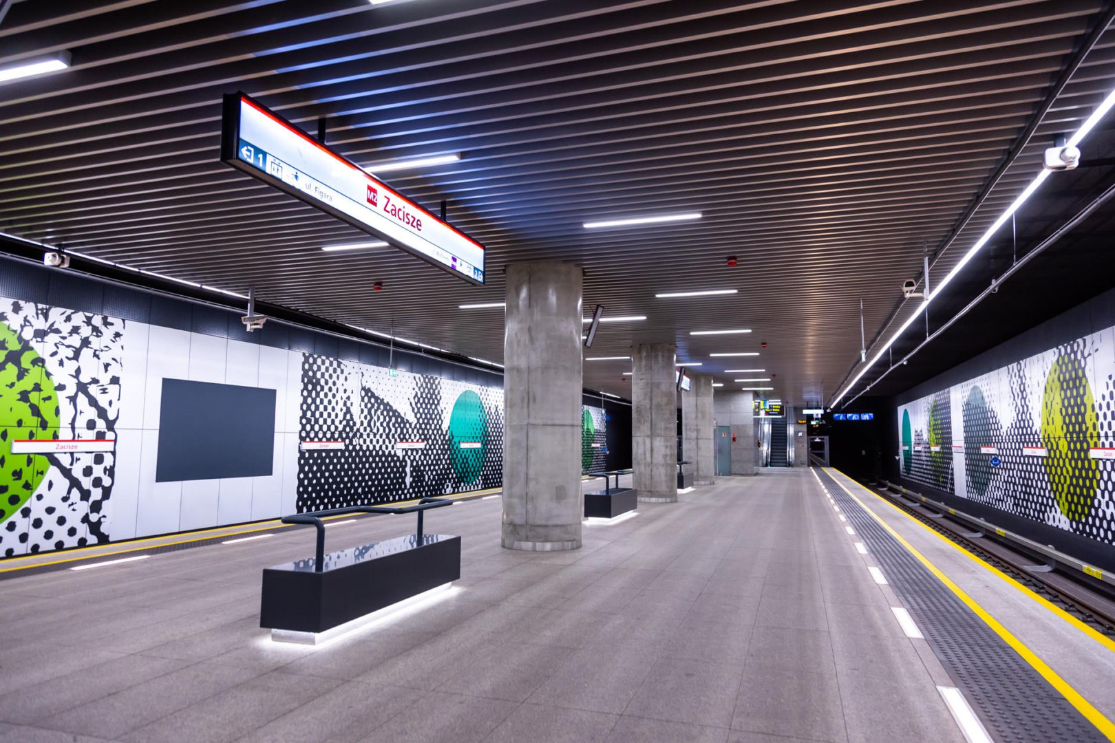 Ławki z podłokietnikami w metrze warszawskim