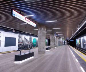 Ławki z podłokietnikami w metrze warszawskim