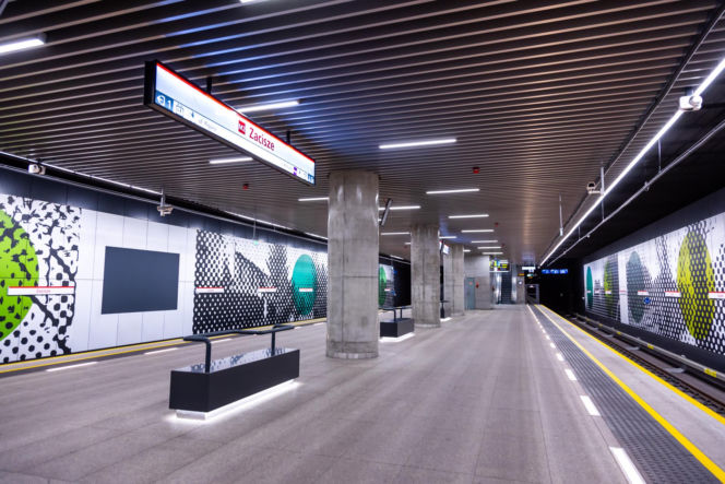 Ławki z podłokietnikami w metrze warszawskim