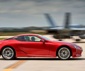 Lexus LC 500 ściga się z myśliwcem F-18