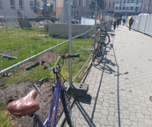 Przy dworcu w Rzeszowie brakuje stojaków na rowery. Nieoficjalnie: Miasto szuka rozwiązania