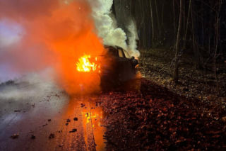 Auto uderzyło w drzewo i stanęło w płomieniach! Dramatyczny wypadek pod Bydgoszczą