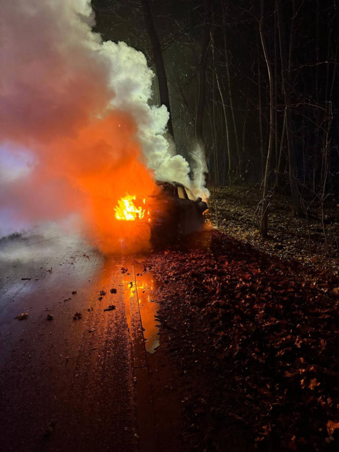Auto uderzyło w drzewo i stanęło w płomieniach! Dramatyczny wypadek pod Bydgoszczą