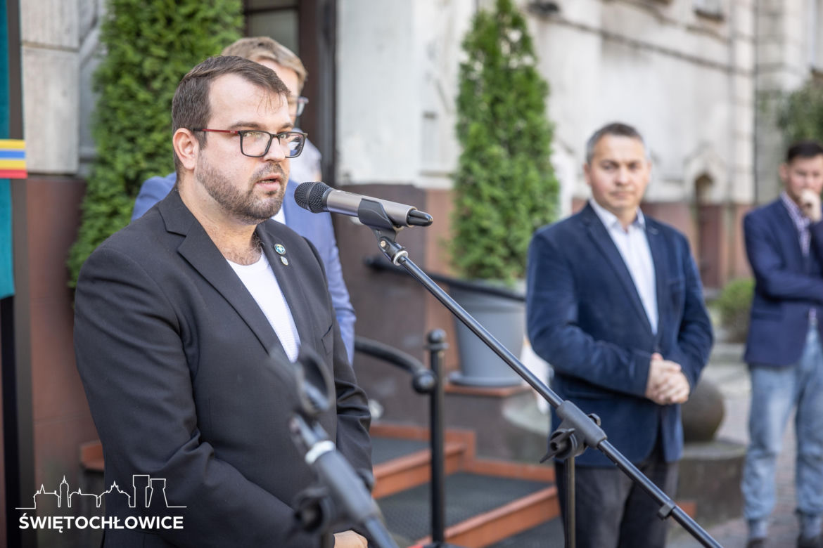 Tablice w języku śląskim przed Urzędem Miejskim w Świętochłowicach