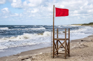 Sinice Mielno. Czy w Mielnie można się kąpać 13.07? Flaga, warunki pogodowe