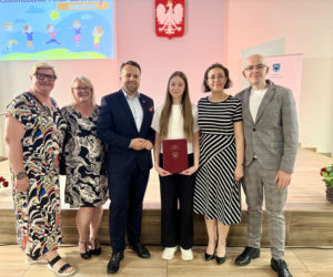 Młode talenty ze Starachowic nagrodzone. Prezydent Marek Materek wręczył stypendia za wybitne wyniki