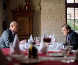Lekarze 4 sezon odcinek 13 (odc. 52). Tadeusz Karkoszka (Krzysztof Jędrysek), Łącki (Marcin Troński)