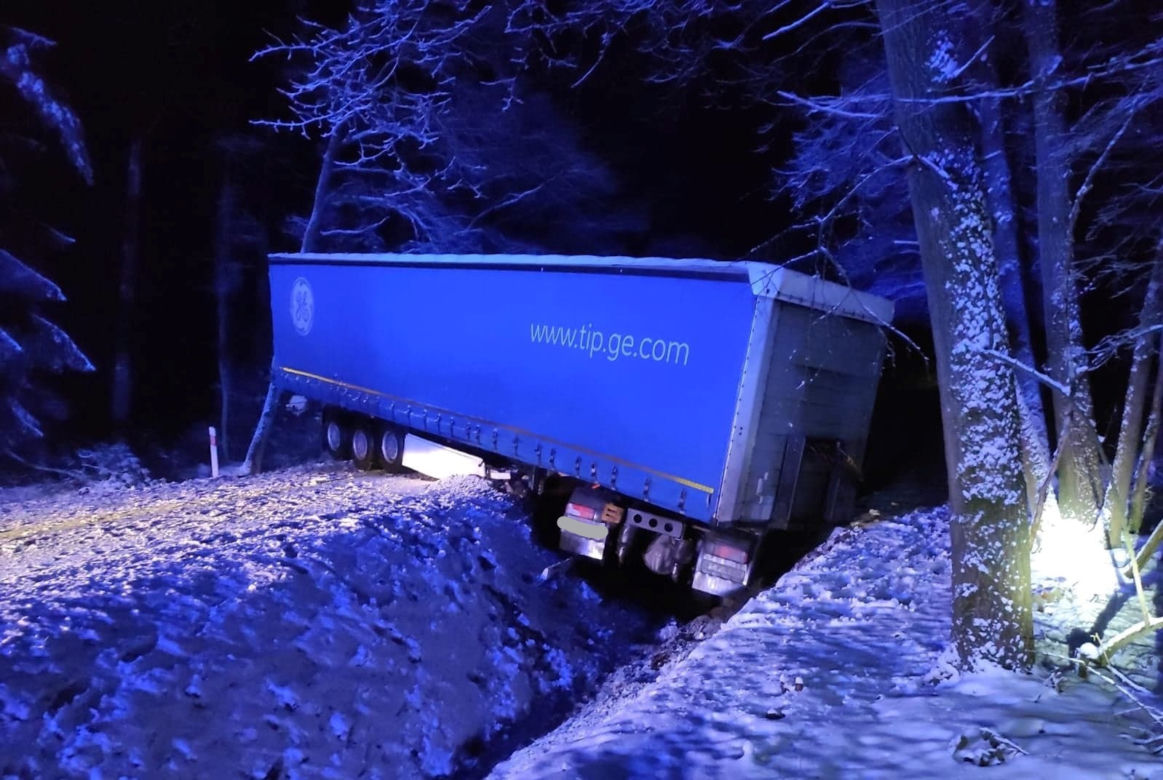  Na drogach powiatu braniewskiego znowu ślisko. Nawet ciężarówki nie dają rady