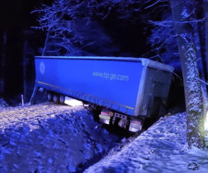  Na drogach powiatu braniewskiego znowu ślisko. Nawet ciężarówki nie dają rady