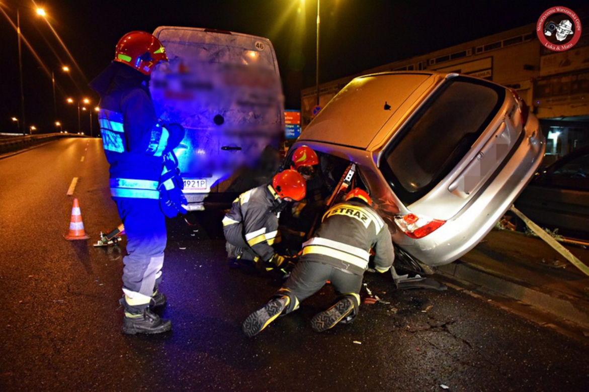 Honda zawisła na barierkach