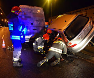 Honda zawisła na barierkach