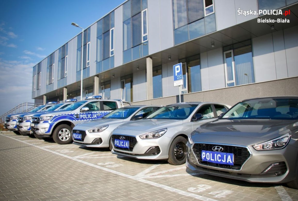 7 nieoznakowanych aut i 3 oznakowane pick-upy. Bielska policja ma 10 nowych radiowozów