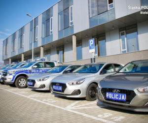 7 nieoznakowanych aut i 3 oznakowane pick-upy. Bielska policja ma 10 nowych radiowozów