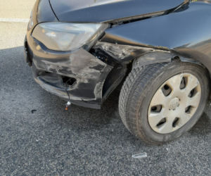 Trzy samochody rozbite, jedna osoba w szpitalu. Sprawca uciekł z miejsca zdarzenia
