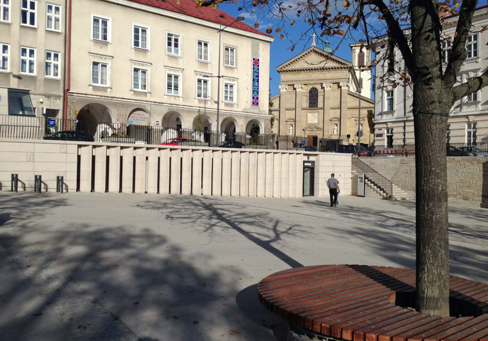 w kontekście otoczenia