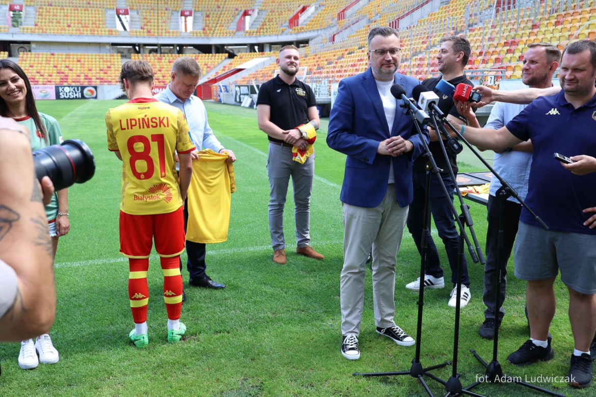 Jagiellonia Białystok zaprezentowała stroje na sezon 2024/25