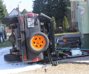 Przebił ogrodzenie i uderzył w budynek