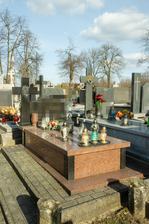 Cmentarne hieny zdewastowali i okradali groby w Karczewie