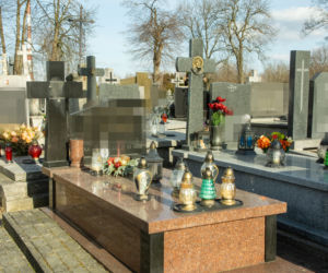 Cmentarne hieny zdewastowali i okradali groby w Karczewie