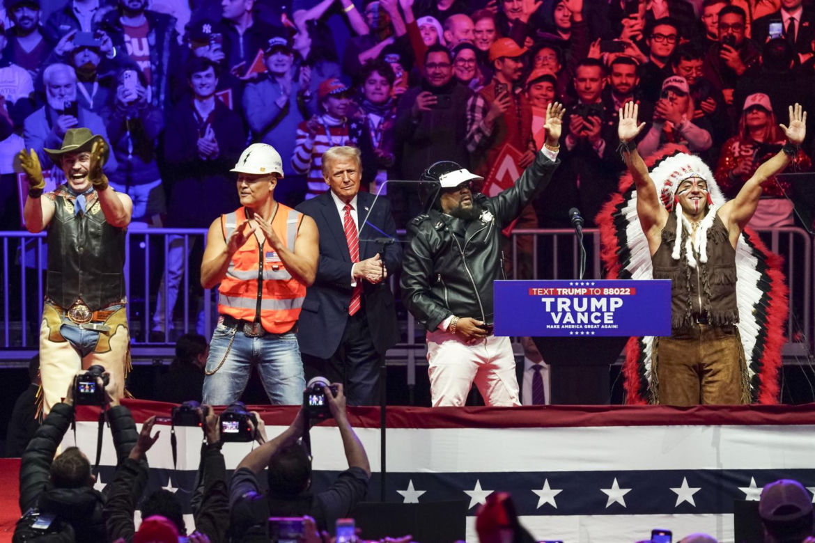Trump podczas wiecu w przededniu zaprzysiężenia ze członkami grupy muzycznej Village People 