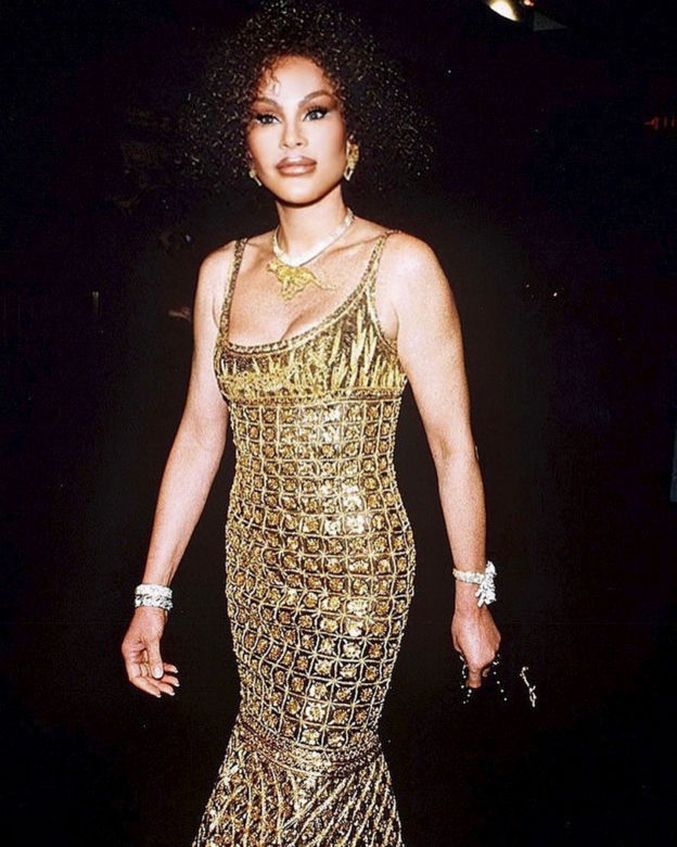 Kobieta kot szokuje na Instagramie! Jocelyn Wildestein zrobiła retusz wszech czasów 
