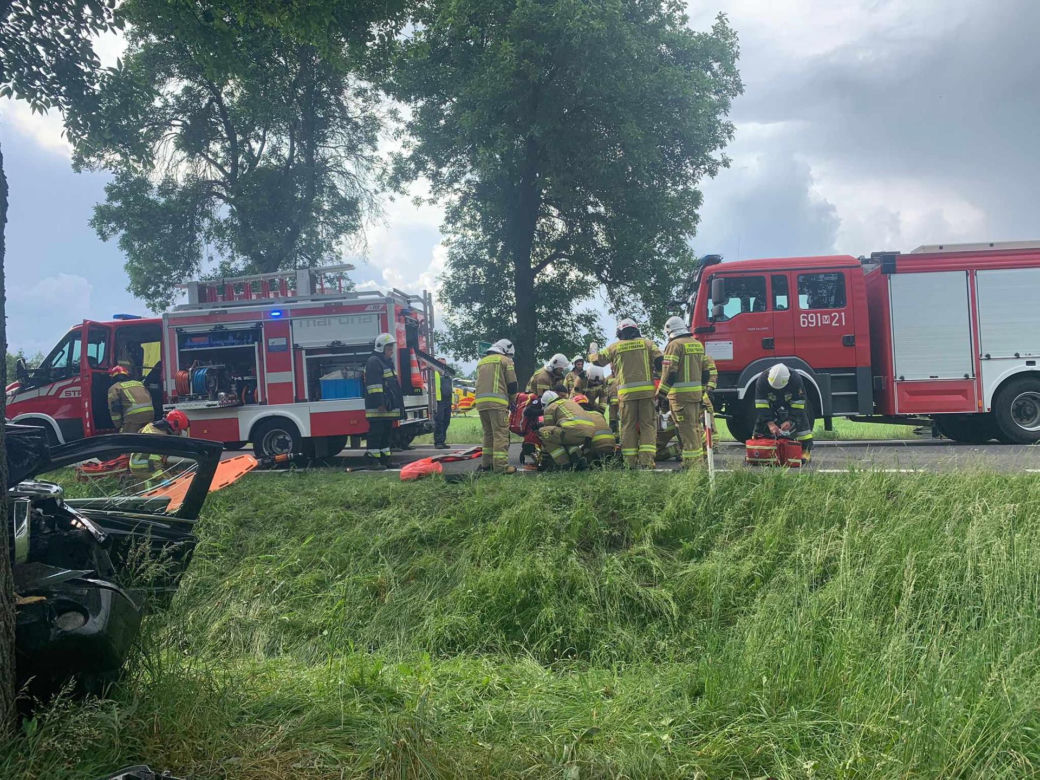 Dramat pod Wyszkowem. Rodzina roztrzaskała się na drzewie. 5 osób rannych w tym 2 dzieci