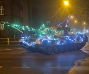 Czołg w wersji świątecznej przejechał przez Zabrze