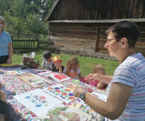 Warsztaty ludowej wycinanki w radomskim skansenie