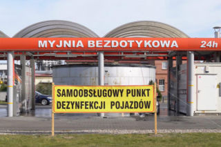 Myjnia bezdotykowa samoobsługowym punktem dezynfekcji pojazdów to sposób na przetrwanie. Jak myć auto?
