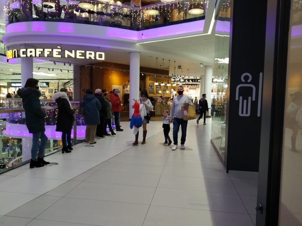 Warszawiacy szturmują galerie