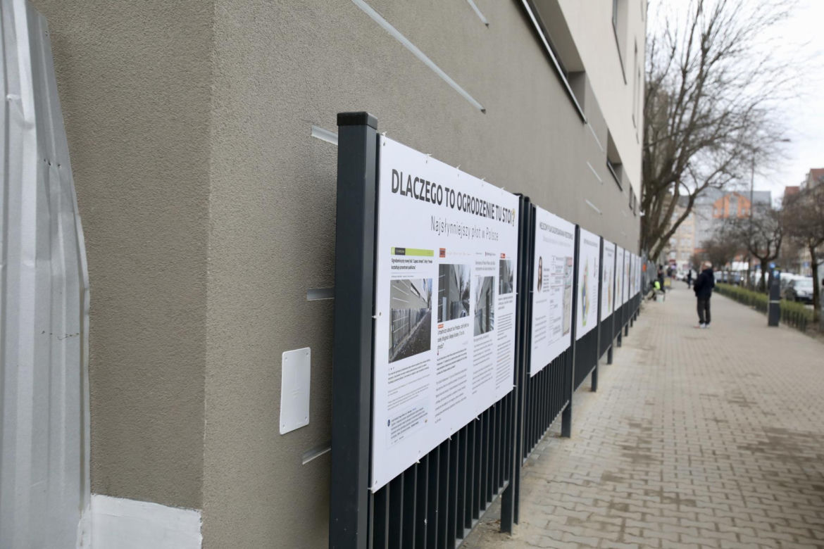 Absurdalny płot na Pradze zamienił się w wystawę