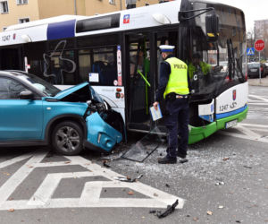 Zderzenie auta osobowego z autobusem