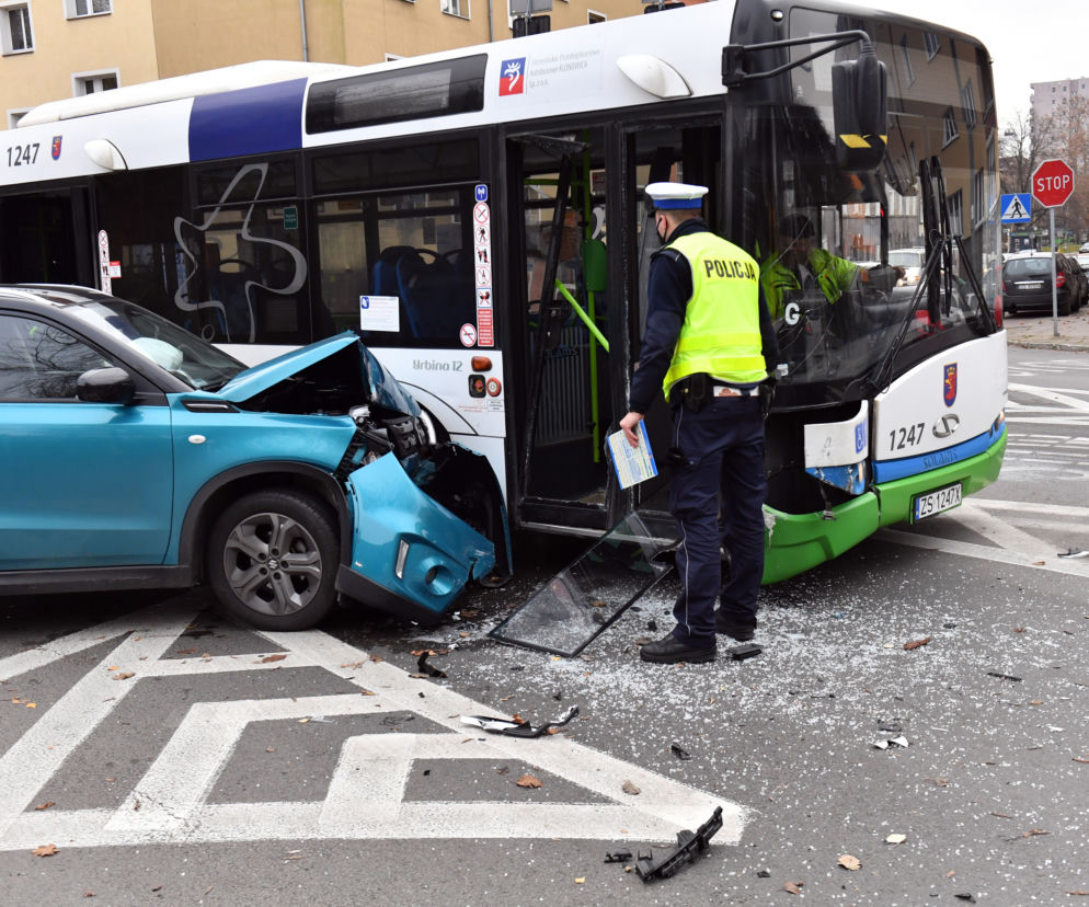 Zderzenie auta osobowego z autobusem