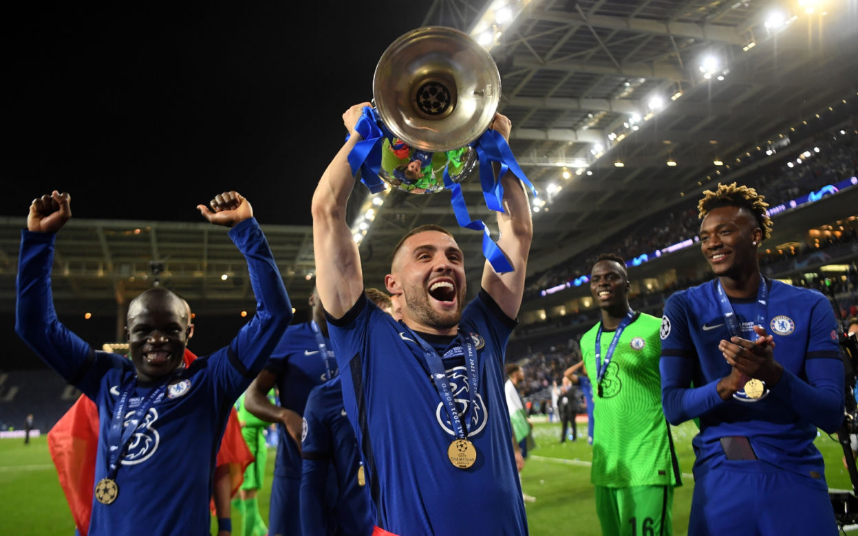 Piłkarze i kibice Chelsea Londyn świętują wygranie Ligi Mistrzów po zwycięstwie w finale 1:0 z Manchesterem City 