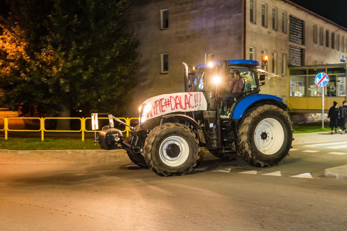 Ciągniki i kobiety pod biurem PiS-u. "BECZKA GNOJU już w drodze"