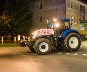 Ciągniki i kobiety pod biurem PiS-u. BECZKA GNOJU już w drodze