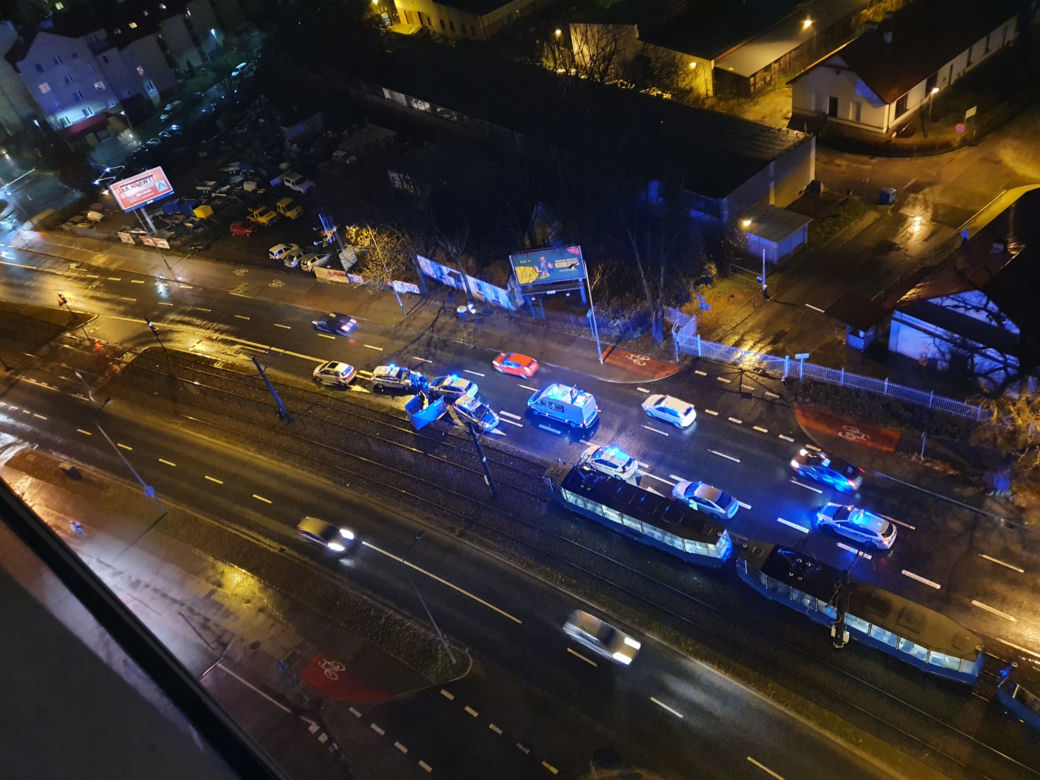 Zwłoki przy torach. Poważne utrudnienia na Mogilskiej. Nie jeżdżą tramwaje