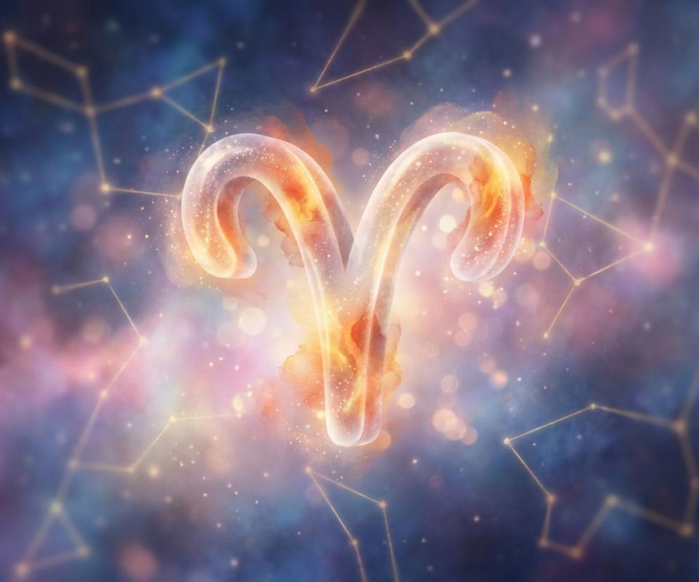 Grafika symbolizująca horoskop dzienny dla Barana, przedstawiająca stylizowany znak zodiaku w otoczeniu mgławicy i złotych konstelacji. Znak Barana, w przezroczystej, szklanej teksturze, emanuje ciepłym, pomarańczowo-złotym światłem, symbolizując energię i przemiany finansowe, o których można przeczytać na naszym portalu.
