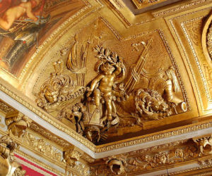 Wnętrze w stylu Ludwika XIV. Dekoracja architektoniczna powtarza motywy znane z dekoracji mebli, tworząc wraz z nimi spójną całość.