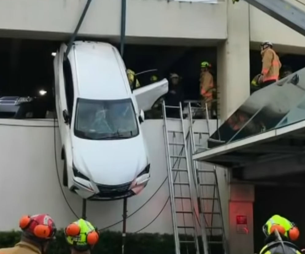 Zawisnęłą Lexusem NX kilka metrów nad ziemią