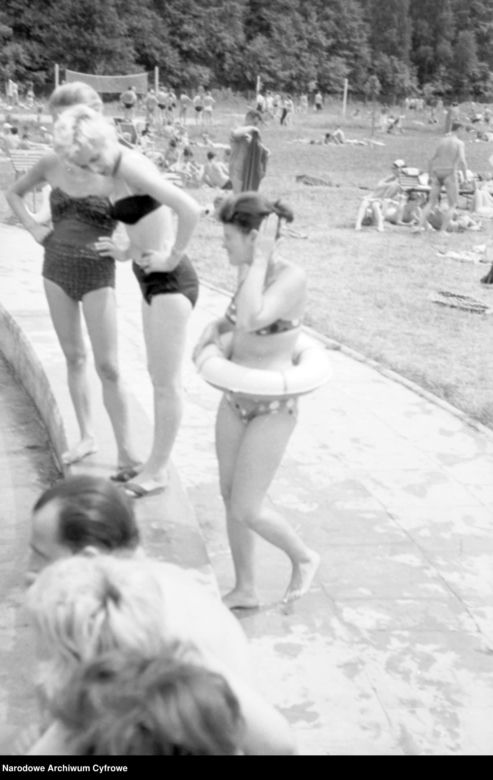 QUIZ PRL. Seksbomby znad Bałtyku. W czym opalały się nasze matki i babki? 15 pytań o plażowanie w stylu PRL