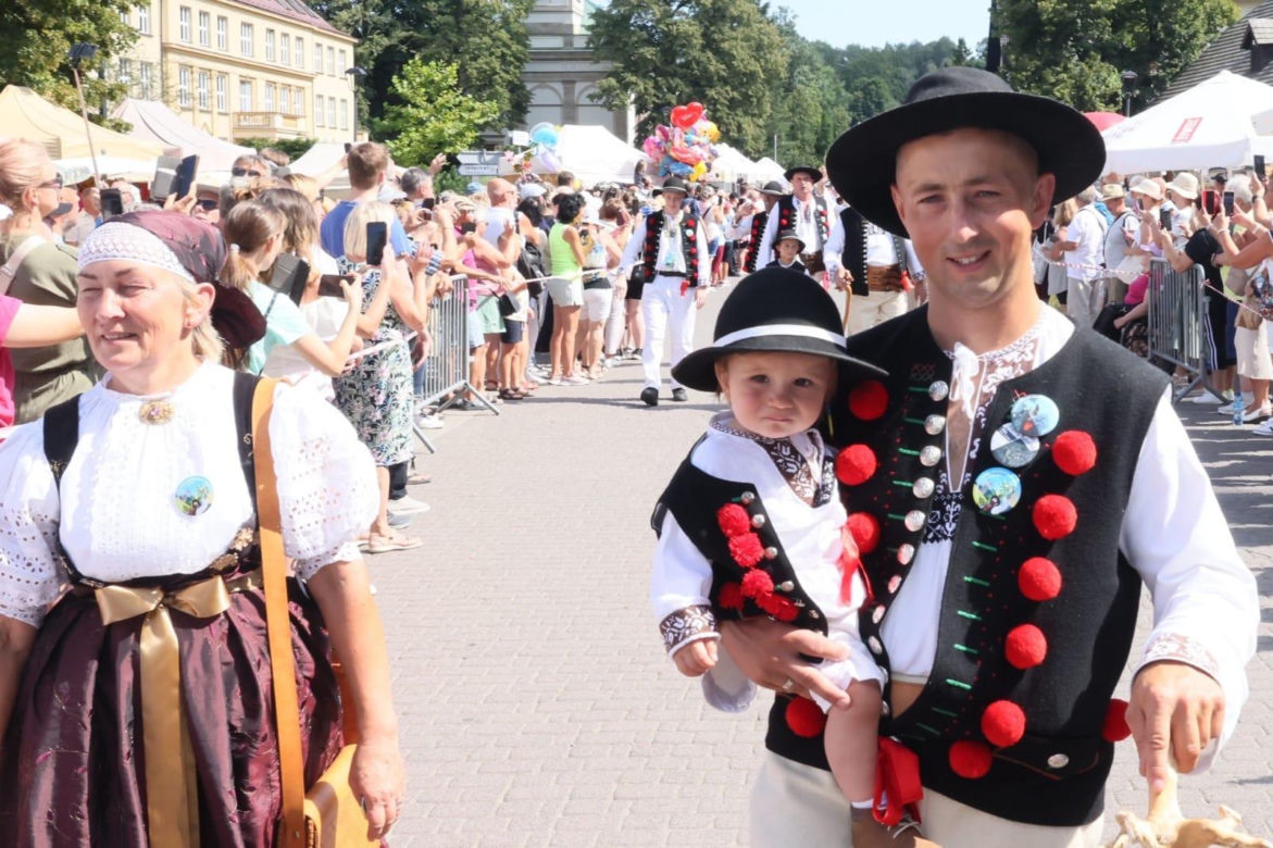Wielobarwny korowód przemaszerował przez centrum Wisły. Trwa 61. Tydzień Kultury Beskidzkiej 