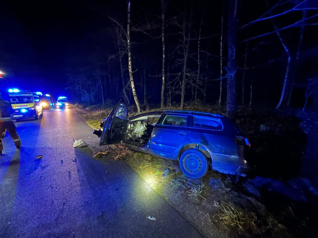 Dwa samochody zderzyły się na drodze, jeden stanał w ogniu. Wiele ofiar śmiertelnych