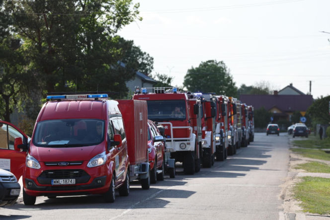 Wielki pożar pod Warszawą. Strażacy walczą z żywiołem