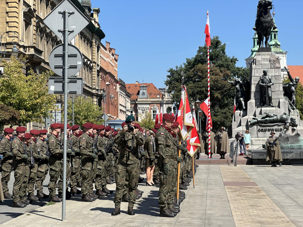 Święto Wojska Polskiego 2023 w Krakowie. Uroczystości na placu Jana Matejki