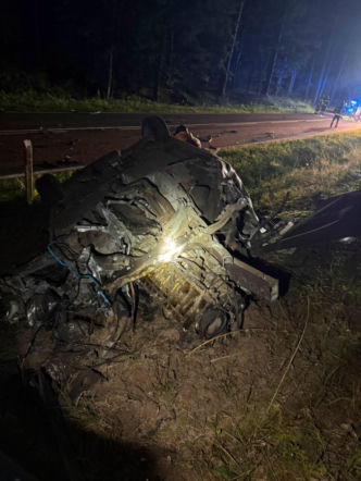 BMW uderzyło w drzewo i dachowało. Kierowca nie żyje. Tragedia na DK 16