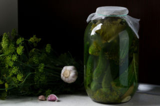 Ogórki małosolne inaczej: 5 nowych smaków, które robią furorę tej wiosny