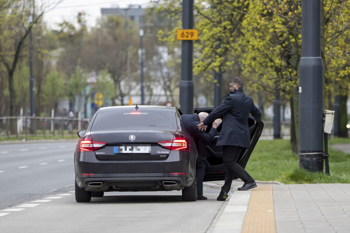 Antoni Macierewicz parkuje na przystanku