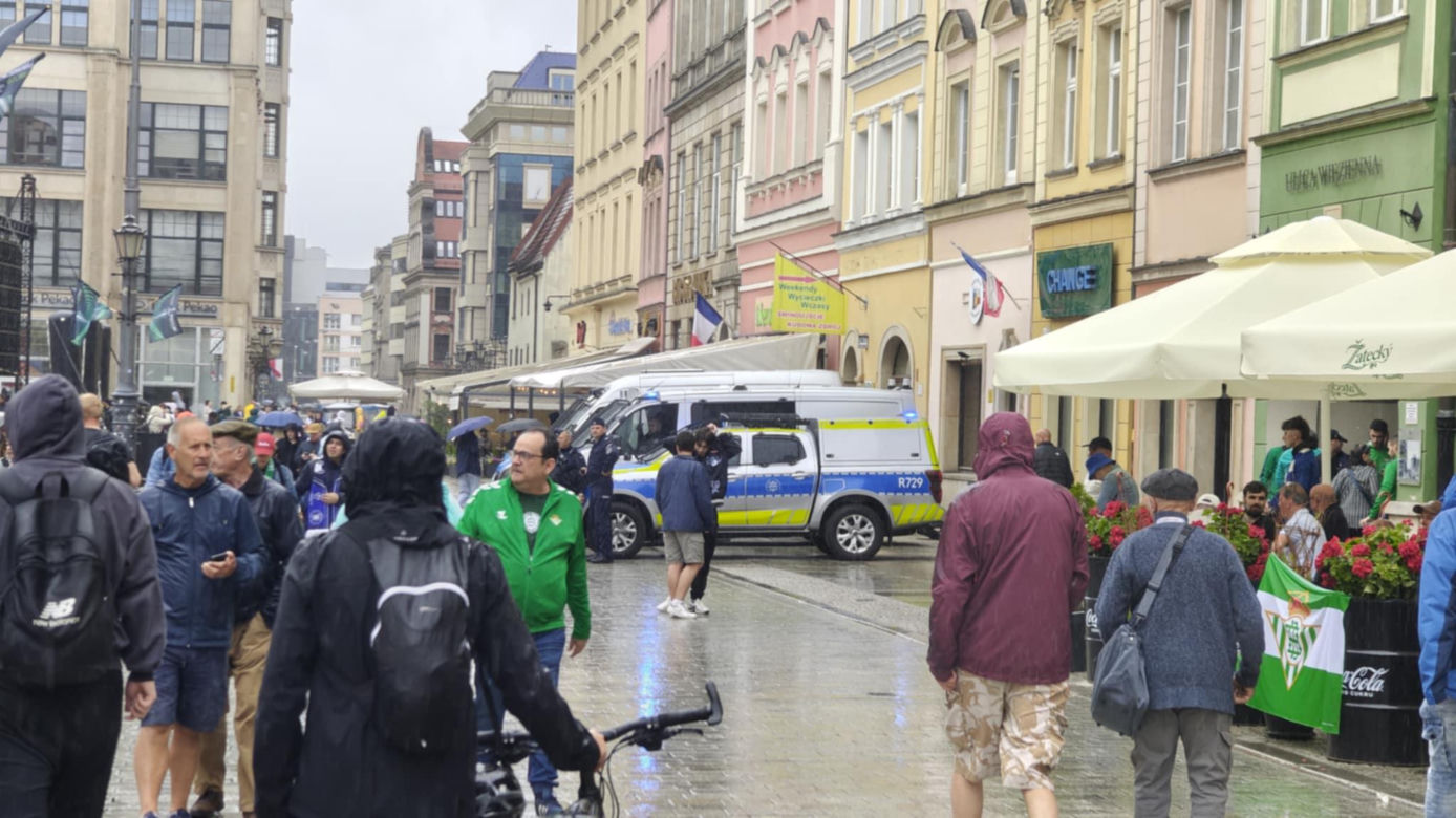 Gorąco przed finałem Ligii Konferencji we Wrocławiu. Tysiące kibiców na Rynku 