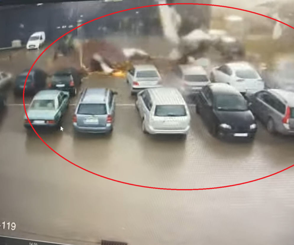 Wichura zerwała dach z Biedronki. Jego fragmenty uderzyły w zaparkowane samochody! 